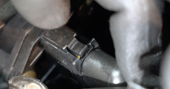 Hinweise des Automechanikers zum Wechseln von MERCEDES-BENZ CLK Cabriolet (A209) CLK 200 1.8 Kompressor (209.441) 2009 Luftmassenmesser