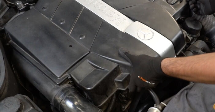 Wie Luftmassenmesser beim Mercedes A209 2003 gewechselt werden - Unentgeltliche PDF- und Videoanweisungen