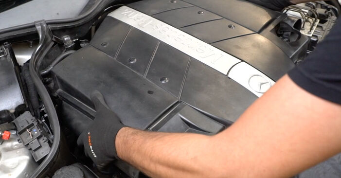Wie man Luftmassenmesser beim Mercedes W220 1998 wechselt - Gratis PDF- und Video-Tutorials