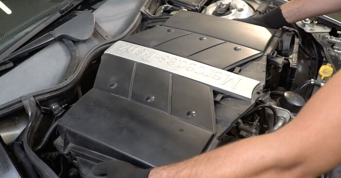 Tauschen Sie Luftmassenmesser beim MERCEDES-BENZ G-Klasse SUV Cabrio (W463) 300 GD (463.307) 1992 selbst aus
