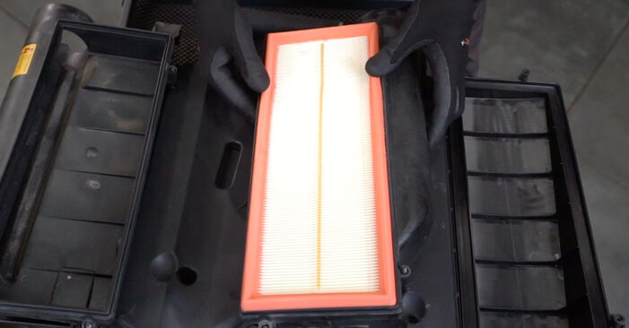 Svojpomocná výmena Vzduchový filter na aute Mercedes S204 2009 C 220 CDI 2.2 (204.202)