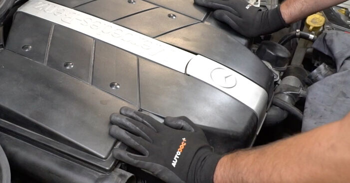 Ako vymeniť Vzduchový filter na Mercedes S204 2007 – bezplatné PDF a video návody.