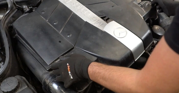Wie man Luftfilter beim Mercedes S204 2007 wechselt - Gratis PDF- und Video-Tutorials