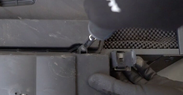 Wie schmierig ist es, selber zu reparieren: Luftfilter beim Mercedes S204 C 180 CGI 1.8 (204.249) 2013 wechseln – Downloaden Sie sich Bildanleitungen