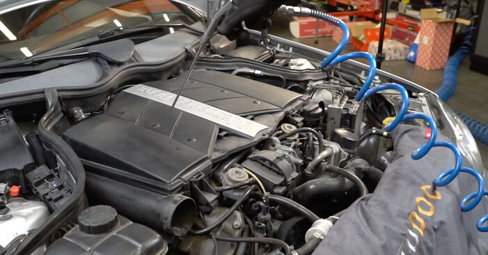Sostituzione Filtro Aria Mercedes A209 CLK 200 1.8 Kompressor (209.441) 2005: manuali dell'autofficina