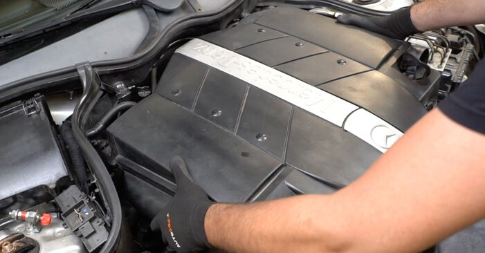 Hinweise des Automechanikers zum Wechseln von MERCEDES-BENZ S-Klasse Coupe (C216) CL 500 5.5 4-matic (216.386) 2012 Luftfilter