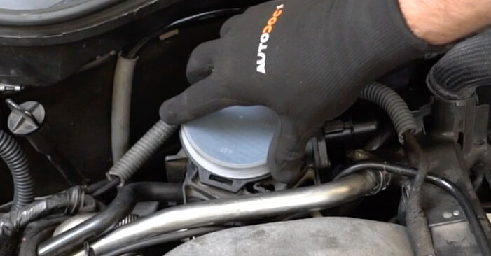 Jak zdjąć i wymienić Filtr powietrza silnika Mercedes S212 E 350 CDI 3.0 (212.225) 2013 - łatwe w użyciu instrukcje online