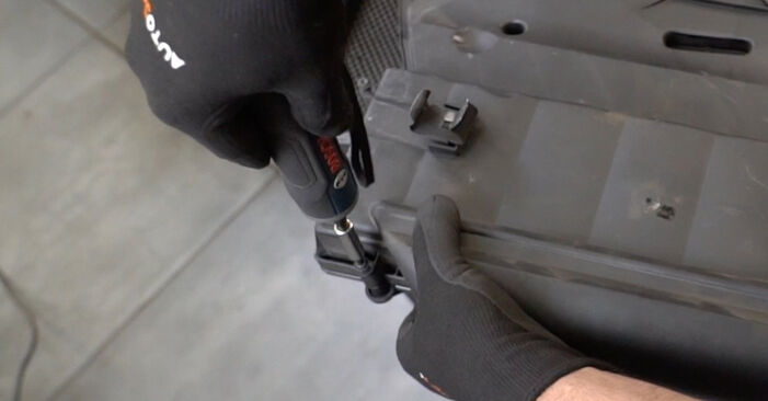 Como trocar Filtro de Ar no MERCEDES-BENZ Classe E Coupe (C207) 2013 - dicas e truques