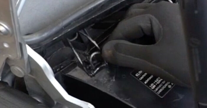 Wie man Innenraumfilter am Mercedes CLC CL203 2008 ersetzt - Kostenfreie PDF- und Videotipps