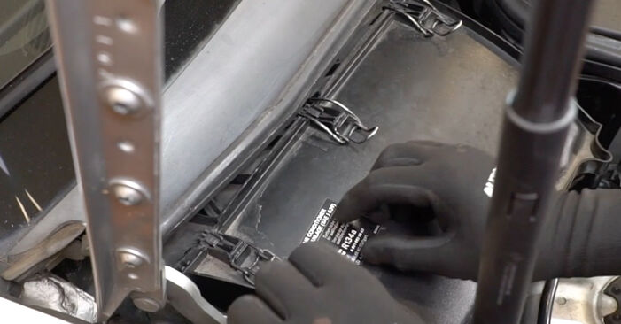 Wie kompliziert ist es, selbst zu reparieren: Innenraumfilter am Mercedes A209 CLK 350 3.5 (209.456) 2009 ersetzen – Laden Sie sich illustrierte Wegleitungen herunter