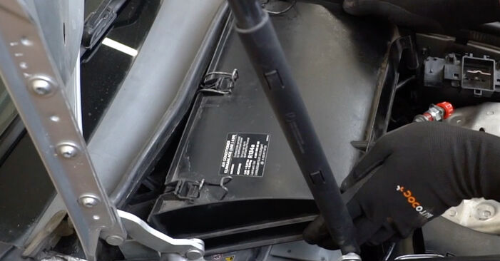 Jak wymienić Filtr powietrza kabinowy MERCEDES-BENZ CLK Cabrio (A209) CLK 320 3.2 (209.465) 2004 - instrukcje krok po kroku i filmiki instruktażowe