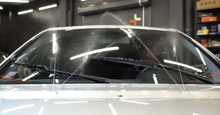 Cik grūti ir veikt Stikla tīrītāja slotiņa nomaiņu Mercedes A209 CLK 350 3.5 (209.456) 2009 - lejupielādējiet ilustrētu ceļvedi