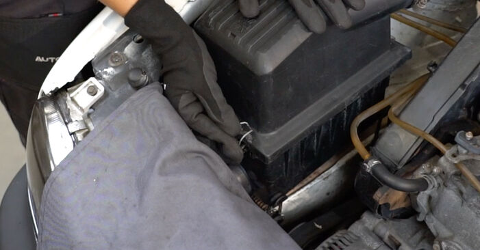Wie lange braucht der Teilewechsel: Luftfilter am Golf 4 Cabrio 2001 - Einlässliche PDF-Wegleitung