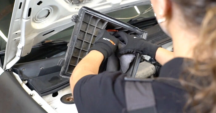 Tauschen Sie Luftfilter beim VW Golf IV Cabrio (1E) 1.9 TDI 2001 selbst aus