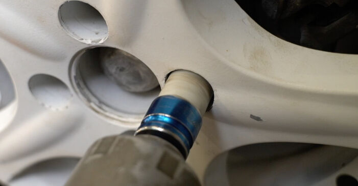 Hvordan bytte Bremseklosser på OPEL Corsa B Hatchback (S93) 1.2 i (F08, F68, M68) 1996 selv