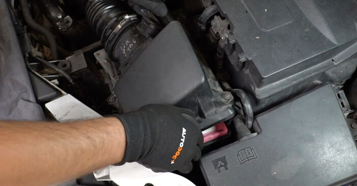Changing of Air Filter on Ford Focus Mk2 2012 won't be an issue if you follow this illustrated step-by-step guide