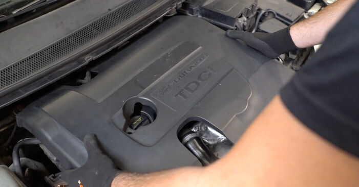 Wechseln Sie Luftfilter beim Ford Focus Mk2 2005 1.6 TDCi selber aus