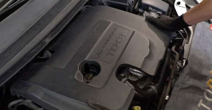 Come cambiare Filtro Aria su Ford Focus Mk2 1.6 TDCi 2004 - manuali PDF e video gratuiti