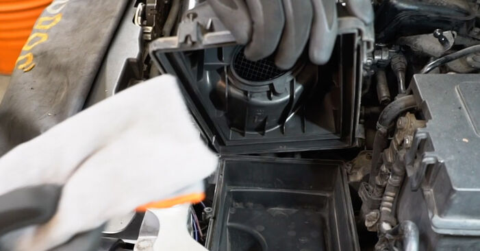 Wie kompliziert ist es, selbst zu reparieren: Luftfilter am Ford Focus Mk2 1.8 Flexifuel 2010 ersetzen – Laden Sie sich illustrierte Wegleitungen herunter