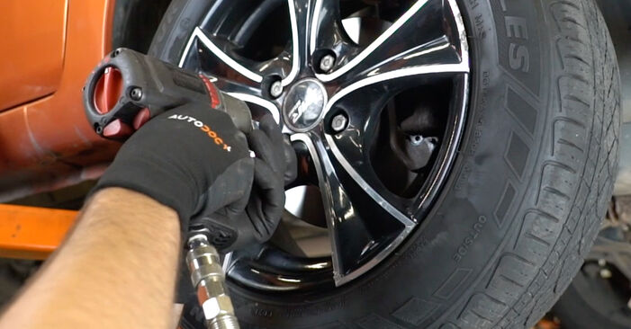 Wie schmierig ist es, selber zu reparieren: Bremsbeläge beim Fiat Seicento 187 0.9 (187AXA, 187AXA1A) 2004 wechseln – Downloaden Sie sich Bildanleitungen