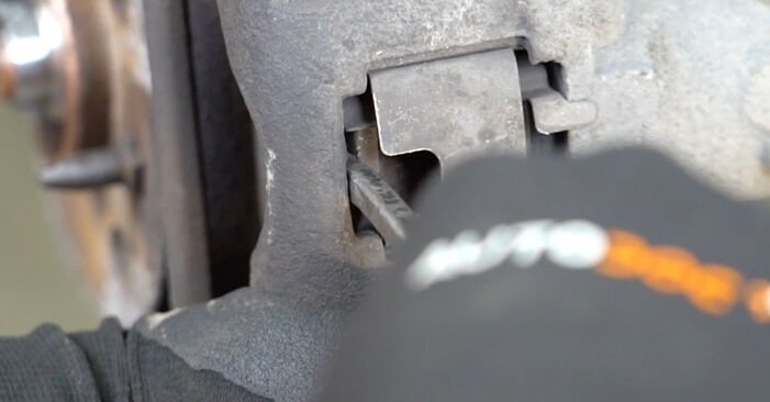 Hvordan man udskifter Bremseklodser på FIAT PUNTO: hent PDF manualer og video instruktioner