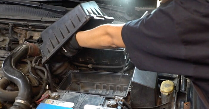 Changing Air Filter on FORD TRANSIT CONNECT (P65_, P70_, P80_) 1.8 16V LPG 2005 by yourself