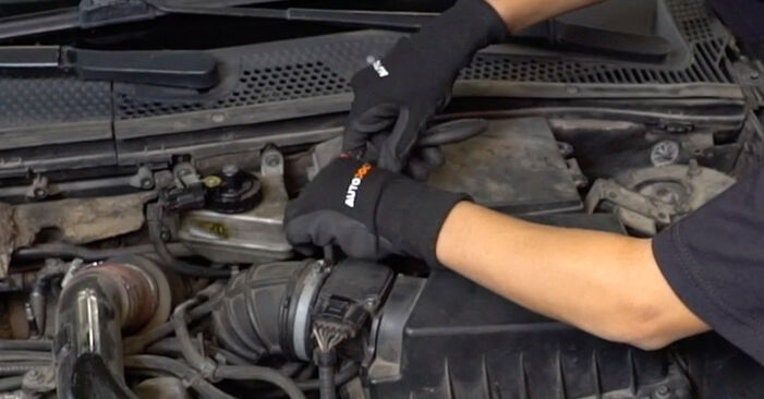 Wie kompliziert ist es, selbst zu reparieren: Luftfilter am Ford Focus mk1 Limousine 2.0 2005 ersetzen – Laden Sie sich illustrierte Wegleitungen herunter