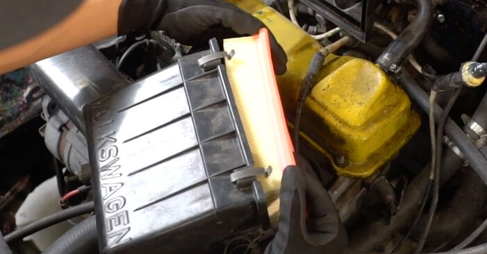 Wie schmierig ist es, selber zu reparieren: Luftfilter beim VW Caddy Pickup 1.6 1985 wechseln – Downloaden Sie sich Bildanleitungen