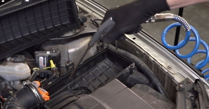 Wie schmierig ist es, selber zu reparieren: Luftfilter beim Ford Mondeo b5y ST220 3.0 2006 wechseln – Downloaden Sie sich Bildanleitungen
