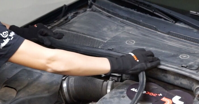 Wie schmierig ist es, selber zu reparieren: Innenraumfilter beim Audi 100 C4 2.3 E quattro 1991 wechseln – Downloaden Sie sich Bildanleitungen