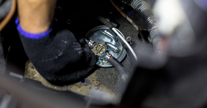 Wie kompliziert ist es, selbst zu reparieren: Kraftstofffilter am VW LT 46 Kastenwagen 2.5 SDI 2002 ersetzen – Laden Sie sich illustrierte Wegleitungen herunter