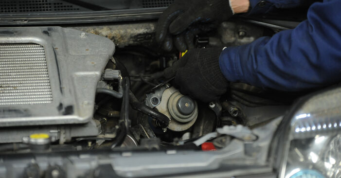 Nissan Almera n16 1.5 2006 Kraftstofffilter wechseln: wie schwer ist es, selbst zu reparieren - Downloaden Sie sich illustrierte Anleitungen