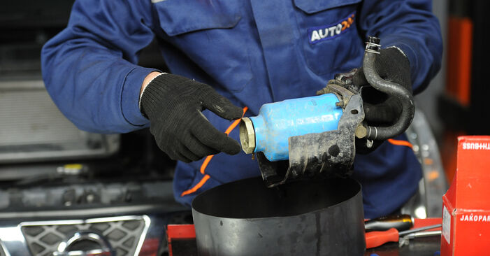 Schrittweise Anleitung zum eigenhändigen Ersatz von Nissan Almera Mk2 2013 2.2 dCi Kraftstofffilter