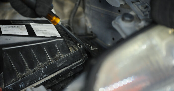 Wie lange braucht der Teilewechsel: Kraftstofffilter am Nissan Almera Mk2 2008 - Einlässliche PDF-Wegleitung