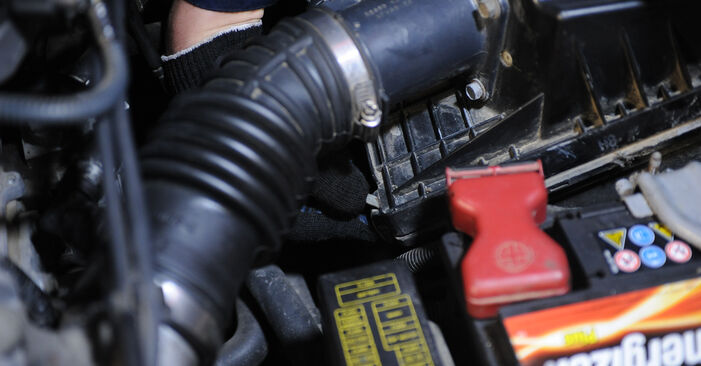 Hvordan man fjerner NISSAN TERRANO Brændstoffilter - nem at følge online instruktioner