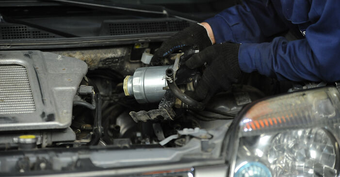 Nissan Sunny III Liftback (N14) 1.4 i 16V 1992 Kraftstofffilter wechseln: Kostenfreie Reparaturwegleitungen
