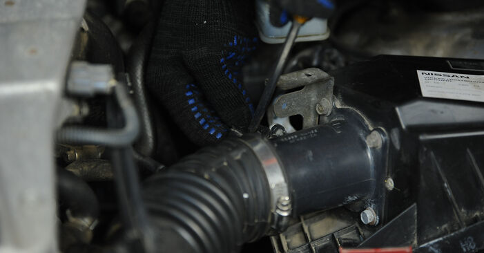 Changing Fuel Filter on NISSAN PICK UP (D22) 2.5 D 2000 by yourself
