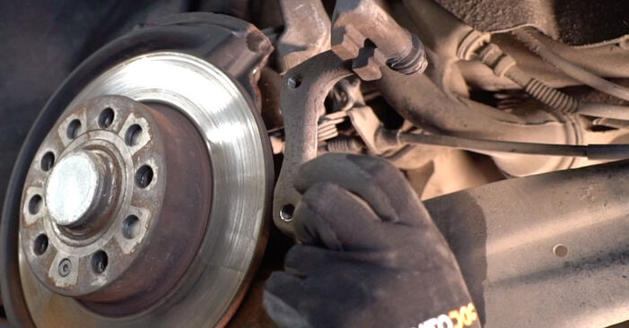 How to replace Brake Discs on VW Polo Saloon (9N4) 2007: download PDF manuals and video instructions