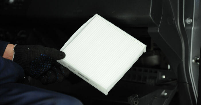 Jak zdjąć i wymienić Filtr klimatyzacji Suzuki SX4 Sedan 2.0 AWD 2011 - łatwe w użyciu instrukcje online