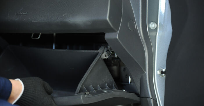 Suzuki SX4 Limousine 1.6 (RW 416) 2013 Innenraumfilter wechseln: wie schwer ist es, selbst zu reparieren - Downloaden Sie sich illustrierte Anleitungen