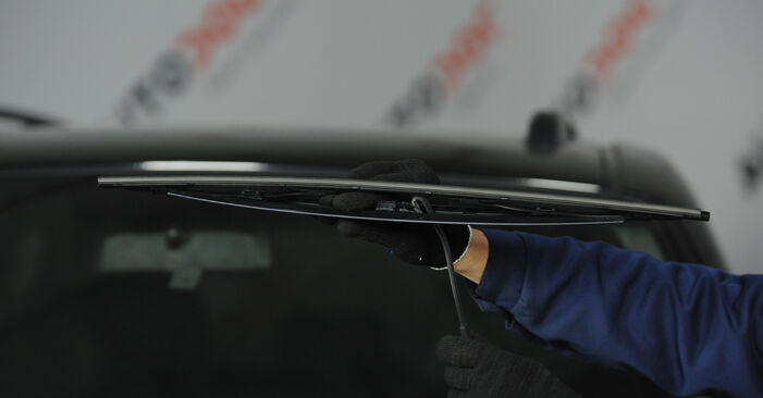 How to remove KIA SORENTO 2.4 CVVT 4WD 2013 Wiper Blades - online easy-to-follow instructions