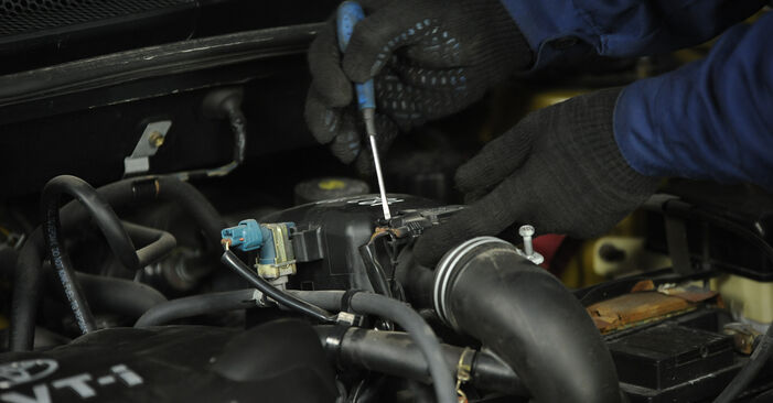 Schimbare Filtru aer Toyota Verso-S 120D 1.4 D4-D (NLP121_) 2012: manualele de atelier gratuite
