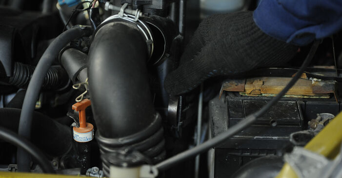 Wie lange braucht der Teilewechsel: Luftfilter am Toyota Urban Cruiser XP11 2015 - Einlässliche PDF-Wegleitung