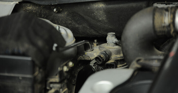 Sustitución de Filtro de Combustible en un Hyundai i30 GD 1.4 2013: manuales de taller gratuitos