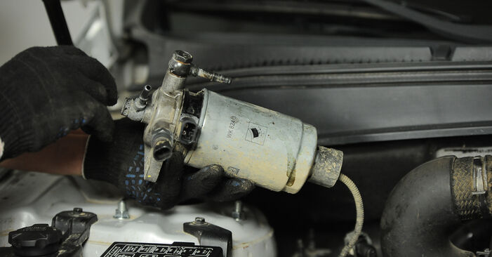 Ersetzen Sie Kraftstofffilter am HYUNDAI H-1 Kastenwagen (A1) 2.6 CRDi 2000 selber