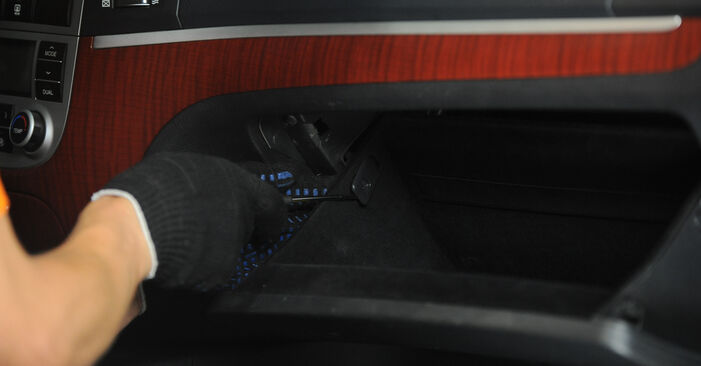Jak wymienić Filtr powietrza kabinowy HYUNDAI Sonata V (NF) 2.4 2005 - instrukcje krok po kroku i filmiki instruktażowe