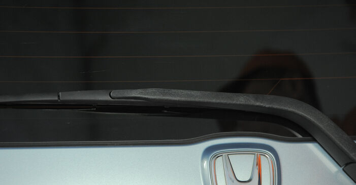 Sostituzione Tergicristalli anteriore e posteriore su Honda Jazz 3 1.5 4WD (GE9) 2013 - scarica la guida illustrata