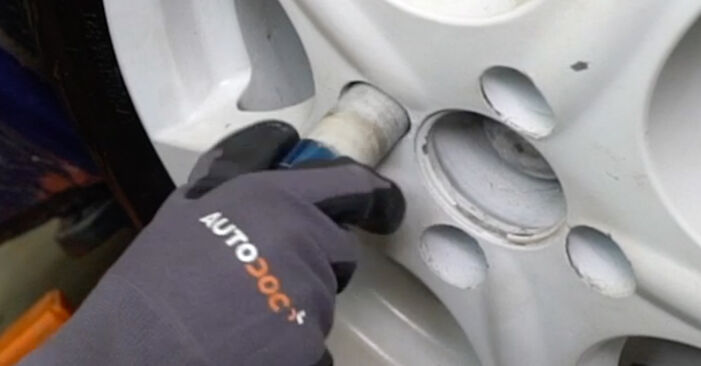 Wie schmierig ist es, selber zu reparieren: Bremsbeläge beim Opel Corsa B Caravan 1.5 TD (F35) 2001 wechseln – Downloaden Sie sich Bildanleitungen