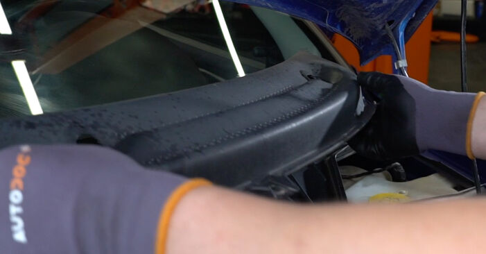 Wie schmierig ist es, selber zu reparieren: Innenraumfilter beim Opel Astra F Cabrio 1.8 i 16V 1999 wechseln – Downloaden Sie sich Bildanleitungen