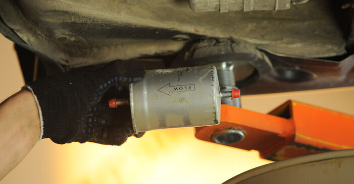 Mercedes S210 E 430 4.3 (210.270) 2002 Kraftstofffilter wechseln: wie schwer ist es, selbst zu reparieren - Downloaden Sie sich illustrierte Anleitungen